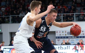 Basketball-Talent Isaiah Hartenstein dribbelt mit dem Ball in der Hand in Richtung Korb.