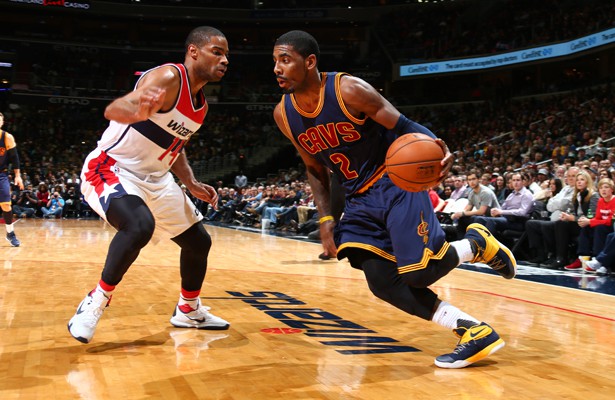 Kyrie Irving von den Cleveland Cavaliers dribbelt an einem Gegenspieler der Washington Wizards vorbei.