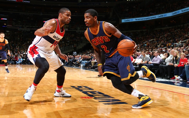 Kyrie Irving von den Cleveland Cavaliers dribbelt an einem Gegenspieler der Washington Wizards vorbei.