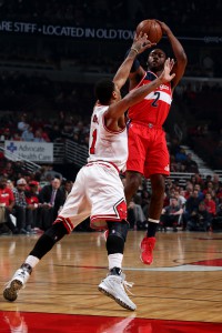 John Wall nimmt den Wurf gegen Derrick Rose.