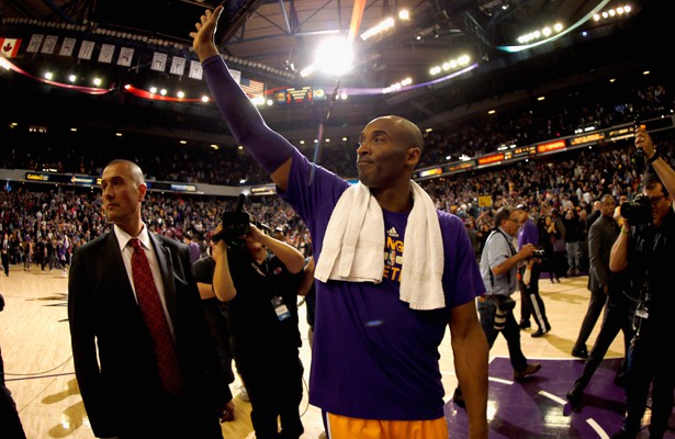 Kobe Bryant verabschiedet sich von den Fans in Sacramento bei seinem letzten Spiel in der dortigen Arena.