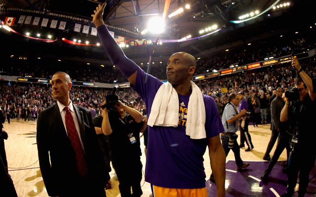 Kobe Bryant verabschiedet sich von den Fans in Sacramento bei seinem letzten Spiel in der dortigen Arena.