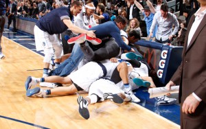 Die Dallas Mavericks feiern den Sieg in der zweiten Overtime gegen die Sacramento Kings.