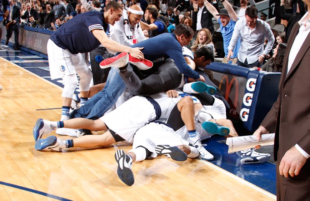 Die Dallas Mavericks feiern den Sieg in der zweiten Overtime gegen die Sacramento Kings.