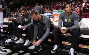 Die Spieler der Portland Trail Blazers sitzen vor dem Aufwärmen gemeinsam auf der Bank.