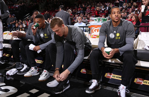 Die Spieler der Portland Trail Blazers sitzen vor dem Aufwärmen gemeinsam auf der Bank.