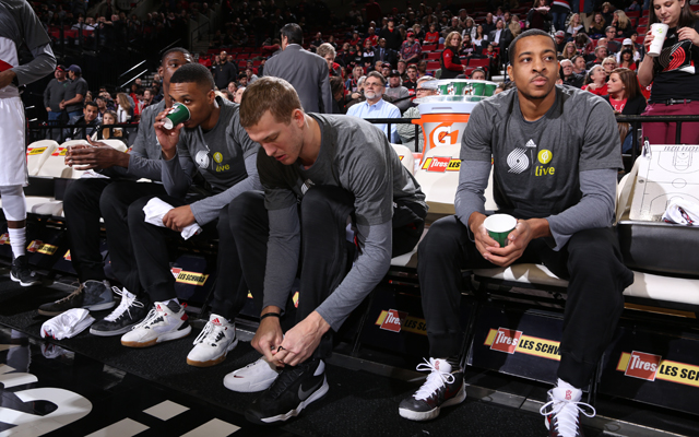 Die Spieler der Portland Trail Blazers sitzen vor dem Aufwärmen gemeinsam auf der Bank.