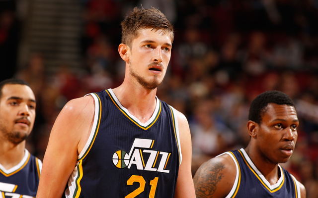 Tibor Pleiß verlässt mit seinen Teamkollegen der Utah Jazz den Court.