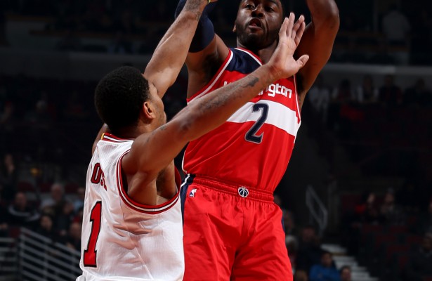 John Wall nimmt den Wurf gegen Derrick Rose.