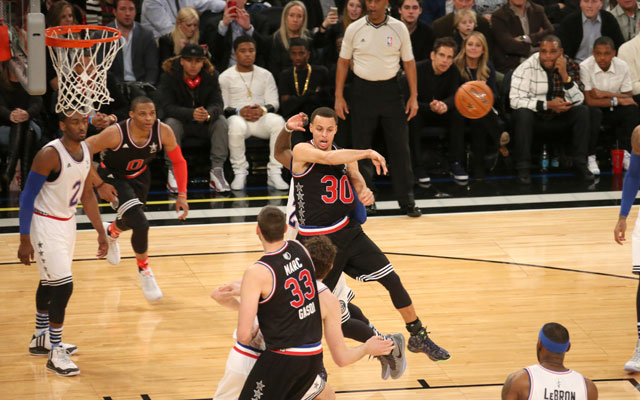 Steph Curry passt den Ball im All Star Game auf einen Mannschaftskollegen.