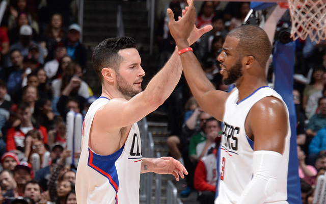 Chris Paul und JJ Reddick klatschen nach einem gelungenen Spielzug der Los Angeles Clippers ab.