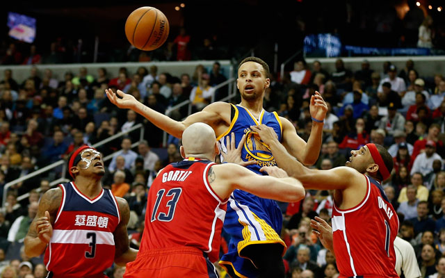 Steph Curry von den Golden State Warriors wird von drei Gegenspielern der Washington Wizards attackiert.