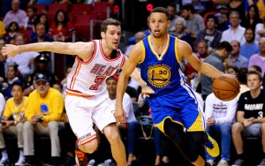 Steph Curry von den Golden State Warriors zieht mit dem Ball in der Hand an Gegenspieler Goran Dragic vorbei.
