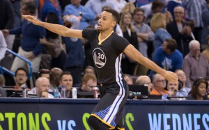 Steph Curry von den Golden State Warriors bejubelt den entscheidenden Korb im Spiel gegen die Oklahoma City Thunder.