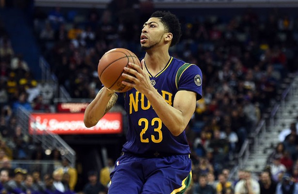 Anthony Davis von den New Orleans Pelicans wirft gegen die Detroit Pistons auf den Korb.