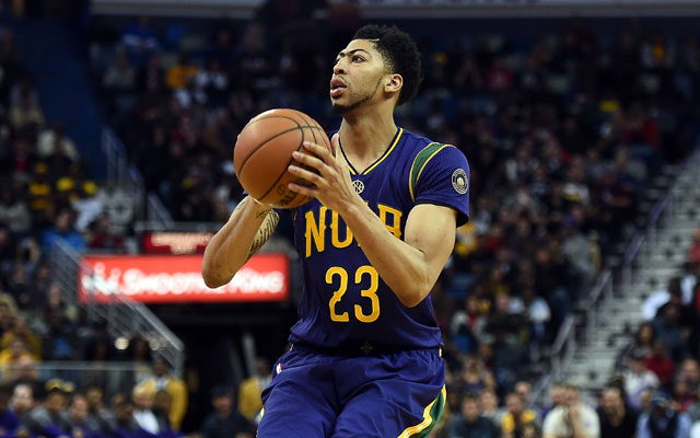 Anthony Davis von den New Orleans Pelicans wirft gegen die Detroit Pistons auf den Korb.