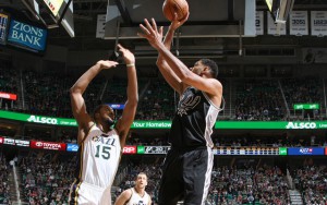 Tim Duncan von den San Antonio Spurs wirft im Spiel gegen die Utah Jazz auf den Korb.