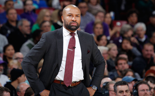 Derek Fisher, Trainer der New York Knicks, beobachtet das Spiel seiner Mannschaft in der NBA.