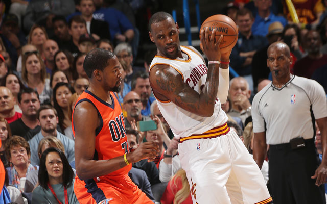 LeBron James von den Cleveland Cavaliers im Duell mit Kevin Durant, Superstar der Oklahoma City Thunder.