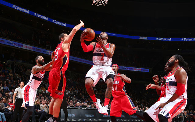 John Wall von den Washington Wizards wirft gegen die New Orleans Pelicans auf den Korb.