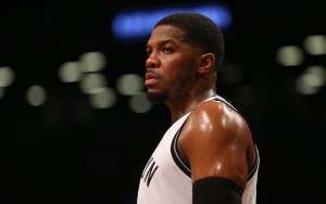 Joe Johnson von den Brooklyn Nets konzentriert sich während einer Auszeit.
