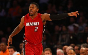 Joe Johnson, Neuzugang der Miami Heat, gibt bei seinem ersten Spiel gegen die New York Knicks Anweisungen.