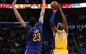 Kobe Bryant von den Los Angeles Lakers wirft über Gegenspieler Anthony Davis (Pelicans) hinweg.