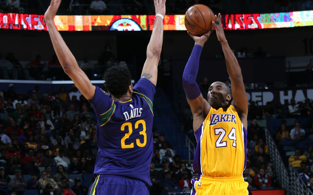 Kobe Bryant von den Los Angeles Lakers wirft über Gegenspieler Anthony Davis (Pelicans) hinweg.
