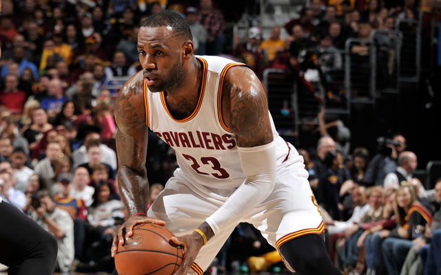 LeBron James dribbelt im Spiel seiner Cleveland Cavaliers gegen die Sacramento Kings auf seinen Gegenspieler zu.