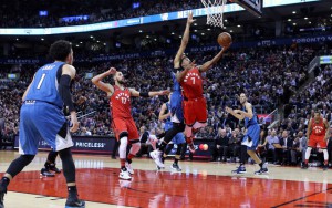 Kyle Lowry von den Toronto Raptors setzt im Spiel gegen die Timberwolves zu einem Korbleger an.