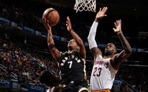 Kyle Lowry von den Toronto Raptors kommt gegen LeBron James von den Cleveland Cavaliers zum Korbleger.