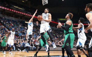 Karl-Anthony Towns von den Minnesota Timberwolves holt sich im Spiel gegen die Boston Celtics einen Rebound.