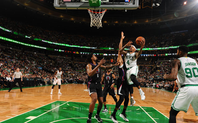Isaiah Thomas von den Boston Celtics attackiert den Korb der Los Angeles Clippers.