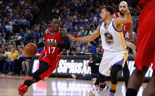 Mit Ball in der Hand zieht Dennis Schröder an seinem Gegenspieler Stephen Curry vorbei.