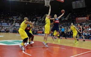 Anton Gavel vom FC Bayern Basketball versucht im Spiel gegen ALBA Berlin einen Korbleger.