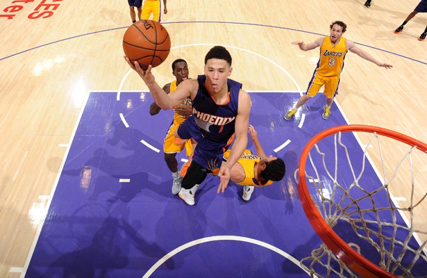 Devin Booker von den Phoenix Suns kommt in der Partie gegen die Los Angeles Lakers zum Korbleger.