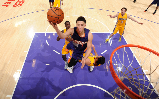 Devin Booker von den Phoenix Suns kommt in der Partie gegen die Los Angeles Lakers zum Korbleger.