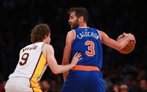 Jose Calderon von den New York Knicks dribbelt gegen Marcelo Huertas von den Los Angeles Lakers.