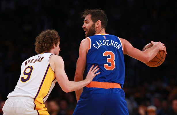 Jose Calderon von den New York Knicks dribbelt gegen Marcelo Huertas von den Los Angeles Lakers.