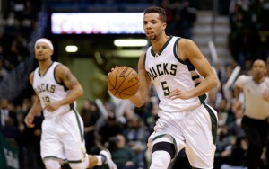 Michael Carter-Williams von den Milwaukee Bucks dribbelt mit dem Ball über den Court.