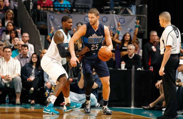 Die Dallas Mavericks feiern einen wichtigen Sieg im Rennen um einen der letzten Playoff-Plätze. Mit 107:96 besiegte das Team von Dirk Nowitzki die Charlotte Hornets in der Nacht von Montag auf Dienstag. Für Charlotte war es die erste Niederlage nach sieben gewonnen Spielen in Folge. Die Mavs starteten gut ins Spiel und konnten sich so eine frühe Führung sichern. Auch war die Defensive von Rick Carlisles´ Team ausgezeichnet: Charlotte traf nur 27% der Würfe in Hälfte eins. Das lag auch daran, da Carlisle die Startaufstellung änderte und mit Raymond Felton eine Guard anstelle von Center Zaza Pachulia aufstellte. Dadurch agierten die Mavericks schneller in der Defensive und konnten so Druck auf Kemba Walker ausüben. Letztlich erzielte der Point-Guard dennoch 25 Punkte und verteilte dazu noch neun Assist. Doch zeigten die Mavericks eine super Teamleistung. Auf Dirk Nowitzki (23 Punkte), Chandler Parsons (24 Punkte), Deron Williams (15 Punkte) und Raymond Felton (12 Assists) war in der Offensive verlass, doch vor allem die Defensive machte letztlich den Unterschied. „Die Defensive war großartig“, zeigte sich Carlisle nach dem Spiel zufrieden. „Wir hatten tolle Energie, Fokus und Zusammenarbeit. Wir haben mit einem kleinen Lineup gespielt, deshalb mussten alle wirklich gut beim Rebounden arbeiten. Das hat uns die besten Chancen gegeben zu gewinnen und wir haben das perfekt umgesetzt.“ Dallas schaffte es am Ende den Deckel auf einen verdienten Sieg zu setzten. Nachdem sie in den ersten drei Vierteln nur drei ihrer 20 Dreier trafen, konnten sie im letzten Viertel sechs ihrer zehn Versuche verwandeln. Für die Mavericks war der Sieg extrem wichtig. Dirk und Co. wurden in der letzten Woche von Platz sechs im Westen bis auf Platz acht durchgereicht. Durch den Sieg haben sie wieder mit den Houston Rockets (34-33) gleichgezogen. Dennoch müssen sie den Abstand zu den Utah Jazz (32-35) im Auge behalten, sonst wird es noch knapp mit den Playoffs. Oder wie es Chandler Parsons nach dem Spiel ausdrückte: „Wir kämpfen um unser Playoff-Leben!“