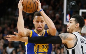 Steph Curry von den Golden State Warriors zieht gegen San Antonios Danny Green zum Korb.