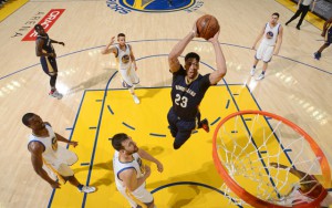Anthony Davis von den New Orleans Pelicans setzt im Spiel gegen die Golden State Warriors zu einem Dunking an.