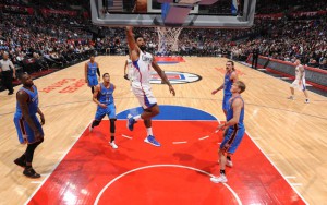 DeAndre Jordan von den Los Angeles Clippers mit einem Korbleger im Spiel gegen die Oklahoma City Thunder.