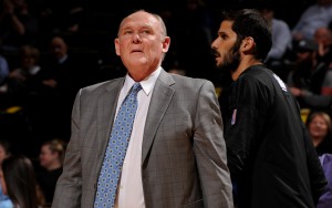 George Karl, Coach der Sacramento Kings, wartet darauf, dass das Spiel startet.