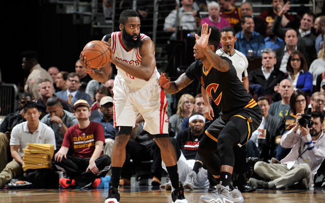 James Harden von den Houston Rockets wird von Iman Shumpert von den Cleveland Cavaliers verteidigt.