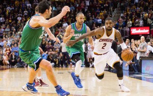Kyrie Irving von den Cleveland Cavaliers zieht mit Ball in der Hand an zwei Spielern der Dallas Mavericks vorbei.