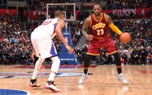 LeBron James von den Cleveland Cavaliers dribbelt im Spiel gegen die Los Angeles Clippers auf Austin Rivers zu.