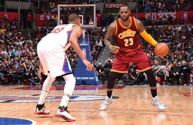 LeBron James von den Cleveland Cavaliers dribbelt im Spiel gegen die Los Angeles Clippers auf Austin Rivers zu.