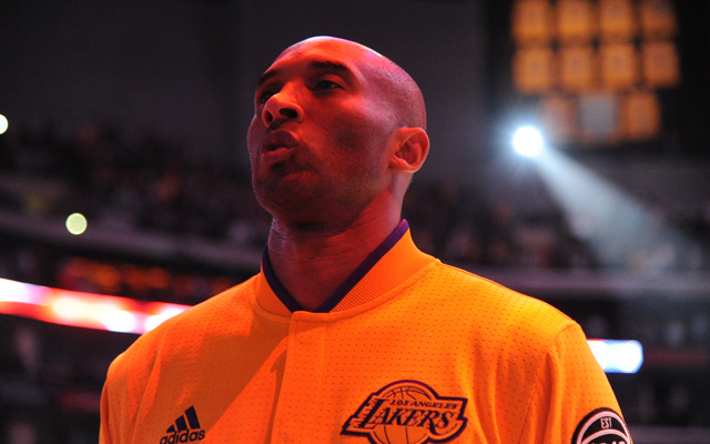 Kobe Bryant von den Los Angeles Lakers lauscht vor der Partie gegen die Dallas Mavericks der US-Nationalhymne.